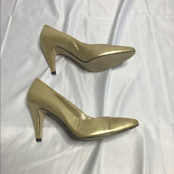 🚨Genuine leather gold pointed toe kitten heel 5.5 - Picture 2 of 5